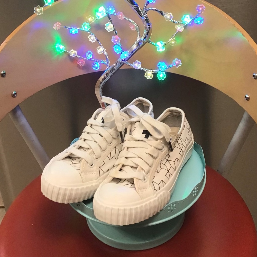👟👟Drake General Store + Bata Bullets Shoes Size 4 ✨✨